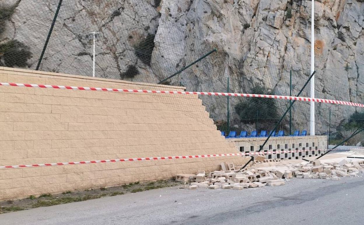 El viento tira el muro de la pista deportiva de Calahonda y causa daños